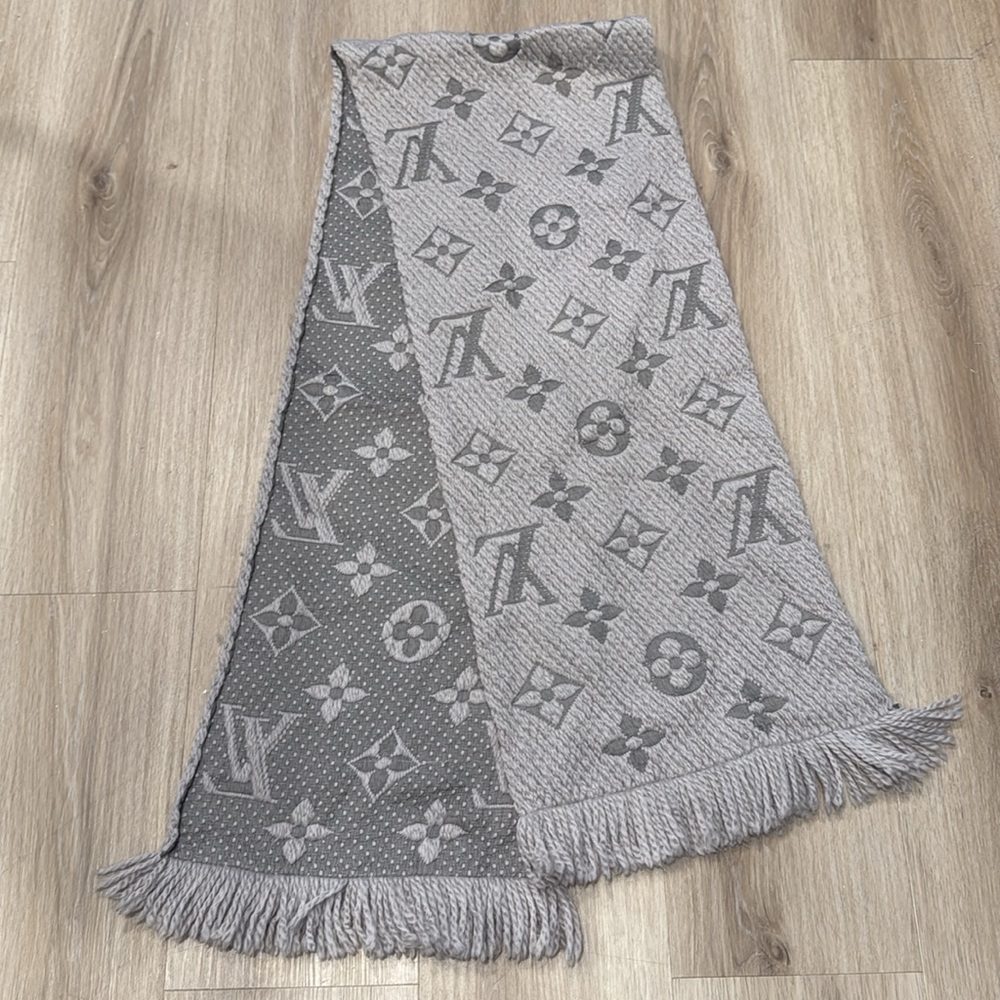 Gray Louis Vuitton wool logomania scarf